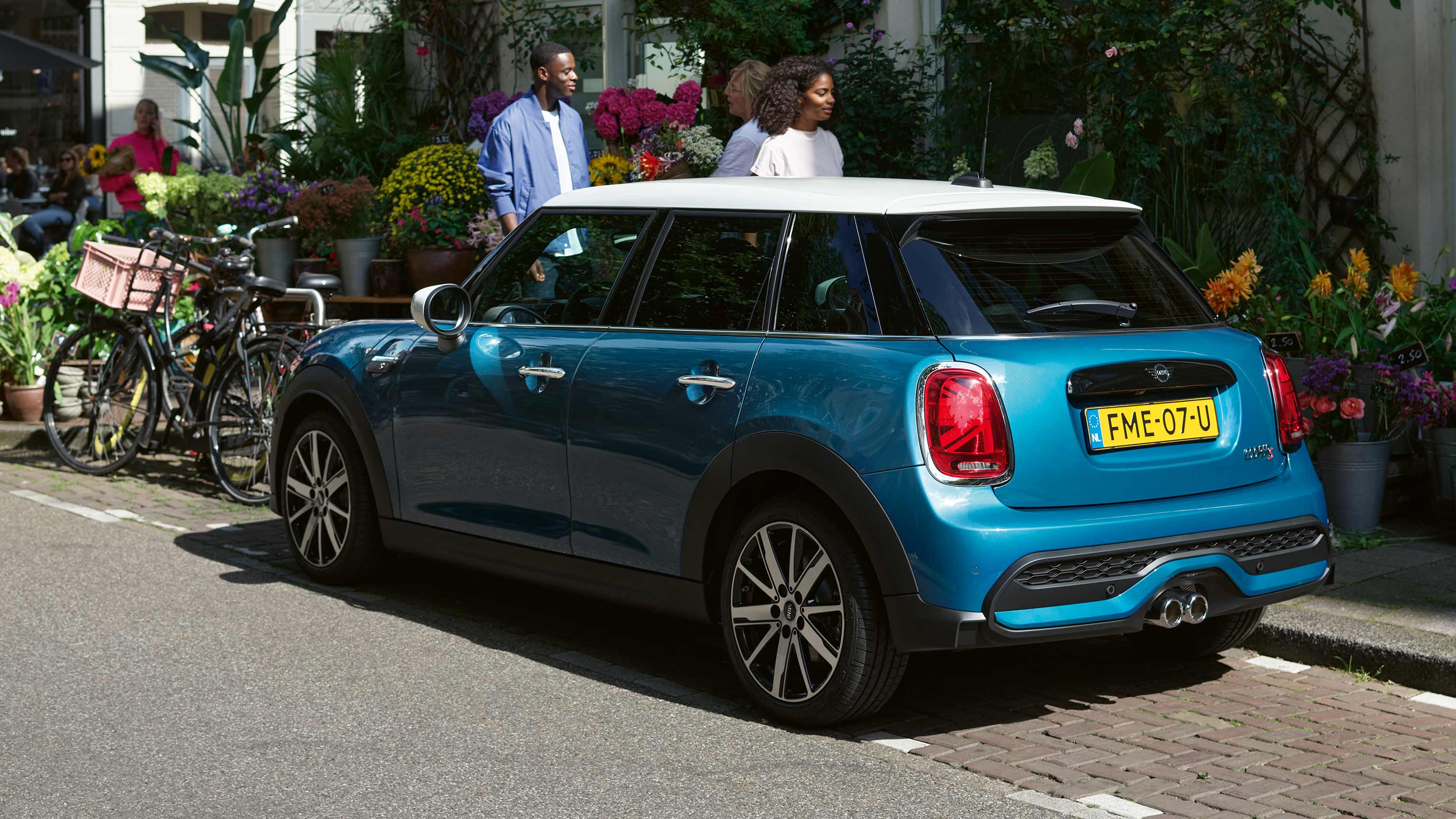 New MINI 5-door hatch – blue and white – front view